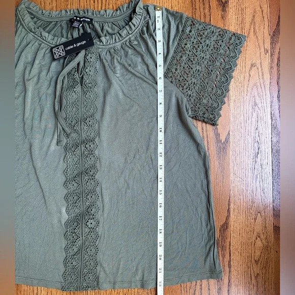 NWT Cable & Gauge Women’s Top Crewneck Lace Short Flutter Sleeves Ruffled Neck - Picture 6 of 8